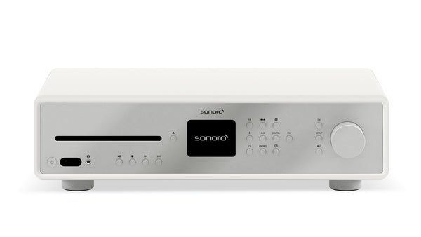Der Sonoro Maestro Verstärker in Weiß (matt) - Silber verfügt über ein Display, Tasten, einen großen Drehknopf, einen CD-Einschub und unterstützt Digitalradio DAB+ für gestochen scharfen digitalen Radioempfang.