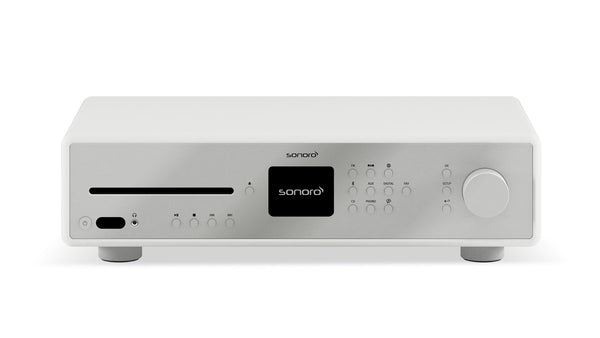 Der Sonoro Maestro Verstärker ist ein moderner weiß-silberner HiFi-Internet-Receiver mit Display, großem Lautstärkeregler, CD-Einschub, Bedientasten, zwei runden Standfüßen, dem sonoro Schriftzug über dem Display und DAB+ Digitalradio für kristallklaren Radioempfang.