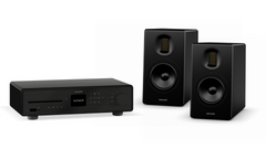 Das Sonoro Advanced Bundle in Schwarz enthält eine zentrale Steuereinheit mit Display, Tasten und Disketteneinschub sowie zwei ORCHESTRA Lautsprecher mit sichtbaren Treibern und einem schlanken, minimalistischen Design.