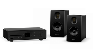 Das Sonoro Advanced Bundle in Schwarz enthält eine zentrale Steuereinheit mit Display, Tasten und Disketteneinschub sowie zwei ORCHESTRA Lautsprecher mit sichtbaren Treibern und einem schlanken, minimalistischen Design.