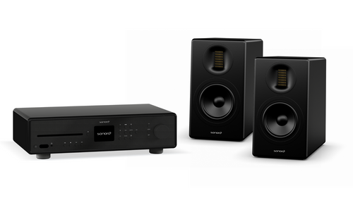 Das Sonoro Advanced Bundle in Schwarz enthält eine zentrale Steuereinheit mit Display, Tasten und Disketteneinschub sowie zwei ORCHESTRA Lautsprecher mit sichtbaren Treibern und einem schlanken, minimalistischen Design.