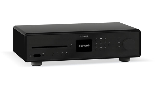 Ein schwarzer Sonoro Advanced Bundle HiFi-Receiver mit Digitalanzeige, mehreren Bedientasten, einem großen Drehknopf und einem CD-Einschub auf der Vorderseite.