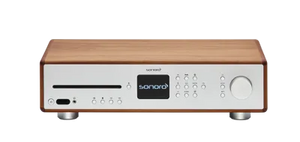 Der Sonoro Maestro Verstärker ist ein moderner HiFi-Internet-Receiver mit Holzoberfläche, silberner Front, digitalem Display, Tasten, großem Ziffernblatt, CD-Einschub und unterstützt Digitalradio DAB+ für kristallklaren Klang.
