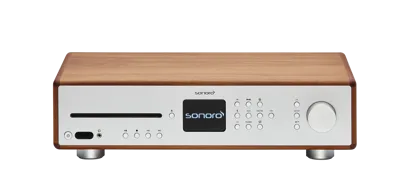 Der Sonoro Maestro Verstärker ist ein moderner HiFi-Internet-Receiver mit Holzoberfläche, silberner Front, digitalem Display, Tasten, großem Ziffernblatt, CD-Einschub und unterstützt Digitalradio DAB+ für kristallklaren Klang.