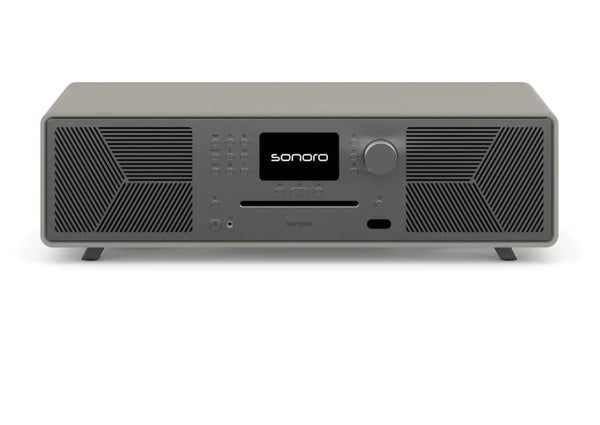 Ein Sonoro Meisterstück (Gen.2) in Sandstein (matt) - Satingrau mit zentralem Digitaldisplay, Bedientasten, Lautstärkeregler und zwei Lautsprechergittern, mit Dynamic Bass Funktion für verbesserte Audioqualität auf weißem Hintergrund.
