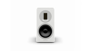 Ein matt weiß-silberner Sonoro Orchestra Slim Lautsprecher mit schwarzem Tieftöner und rechteckigem Hochtöner steht mittig auf einem schlichten weißen Hintergrund - ein Zeichen für Ingenieurskunst und herausragende Audioqualität.