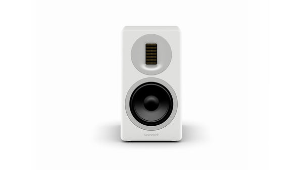 Ein matt weiß-silberner Sonoro Orchestra Slim Lautsprecher mit schwarzem Tieftöner und rechteckigem Hochtöner steht mittig auf einem schlichten weißen Hintergrund - ein Zeichen für Ingenieurskunst und herausragende Audioqualität.