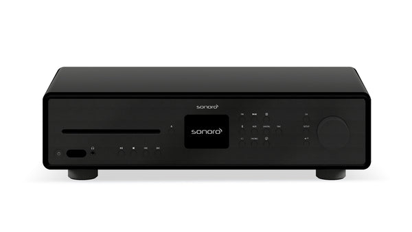 Ein schwarzer Sonoro HiFi-Receiver mit digitalem Display, Bedientasten, Disc-Einschub und einem großen rechten Drehknopf steht frontal vor einem weißen Hintergrund - das ideale Herzstück für Ihr Sonoro Premium Bundle.