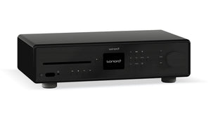 Das Sonoro Starter Bundle ist ein schwarzes Audiosystem mit digitalem Display, kreisförmigem Bedienknopf, mehreren Tasten, CD-Einschub an der Vorderseite und integriertem Internetradio für vielseitige HiFi-Receiver-Funktionalität.