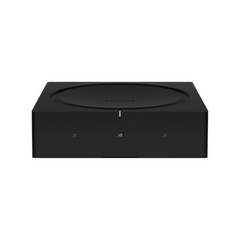 Ein schwarzer, rechteckiger Soundreference Sonos Amp Verstärker wird von vorne vor einem weißen Hintergrund gezeigt.