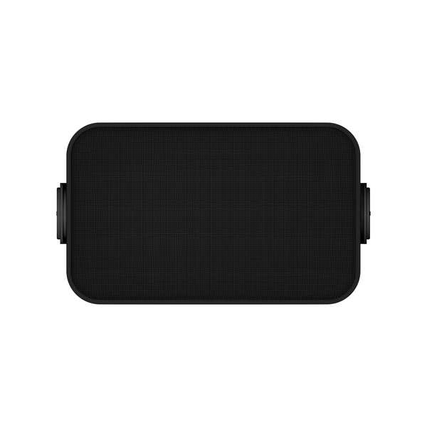 Der Sonos Outdoor Speaker von Sonos und Sonance Paar by Soundreference ist ein rechteckiger, schwarzer, tragbarer Lautsprecher mit abgerundeten Ecken, strukturiertem Frontgitter, seitlichen Drehreglern und wetterfestem Design, abgebildet vor einem weißen Hintergrund.