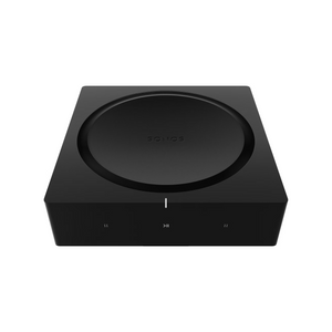 Der schwarze, quadratische Soundreference Sonos Amp Verstärker verfügt über eine große runde Oberseite, ein minimalistisches Design und dezente Bediensymbole auf der Vorderseite und liefert kraftvollen Multiroom-Sound vor einem weißen Hintergrund.