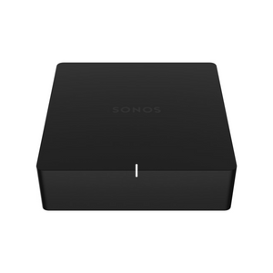 Ein schwarzer, rechteckiger Soundreference Sonos Port Netzwerk Audio Streamer mit minimalistischem Design, dezentem Logo auf der Oberseite und einer einzelnen weißen LED auf der Vorderseite, die vor einem schlichten weißen Hintergrund angezeigt wird.