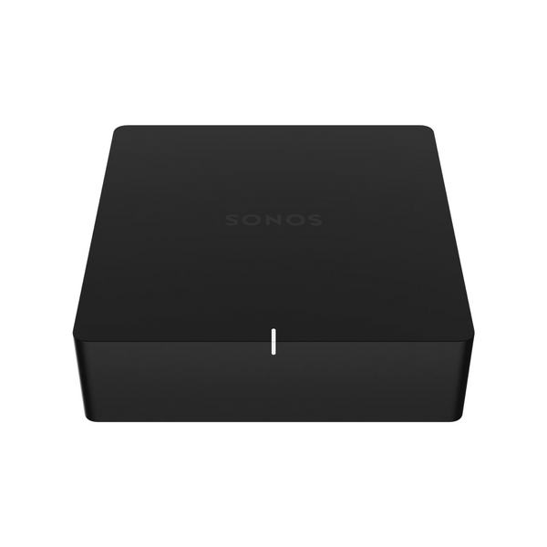Ein schwarzer, rechteckiger Soundreference Sonos Port Netzwerk Audio Streamer mit minimalistischem Design, dezentem Logo auf der Oberseite und einer einzelnen weißen LED auf der Vorderseite, die vor einem schlichten weißen Hintergrund angezeigt wird.