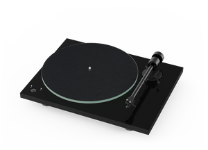 Der Pro-Ject T1 Phono SB Plattenspieler ist ein moderner schwarzer Plattenspieler mit rundem Plattenteller, Tonarm und minimalen Bedienelementen, ideal für Vinyl-Liebhaber, abgebildet auf weißem Hintergrund.