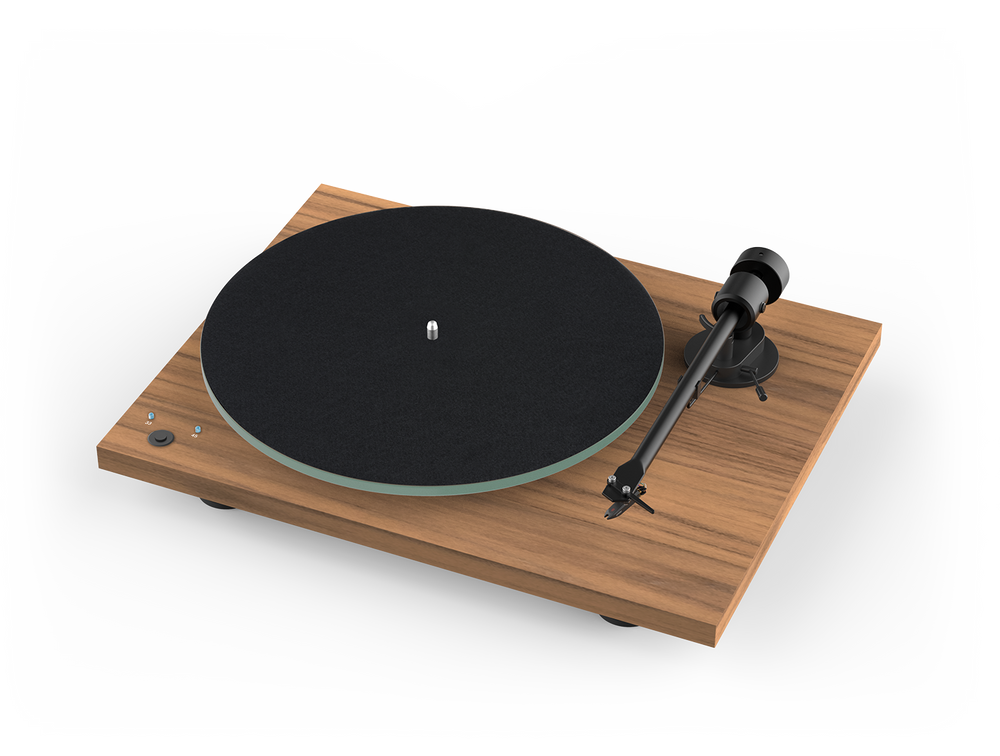 Der Pro-Ject T1 Phono SB Plattenspieler in Walnuss mit Holz-Basis, schwarzem Plattenteller und seitlichem Tonarm - perfekt für Vinyl-Liebhaber und Freunde hochwertiger audiophiler Technik.