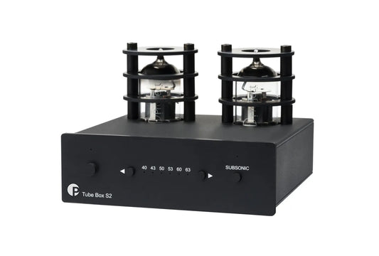 Die Pro-Ject Tube Box S2 in Schwarz verfügt über zwei Vakuum-Röhren mit schwarzen Metallkäfigen, Front-LEDs, Knöpfen, einem SUBSONIC-Knopf und der Aufschrift "Tube Box S2"-perfekt für Vinyl-Liebhaber und Audiophile.