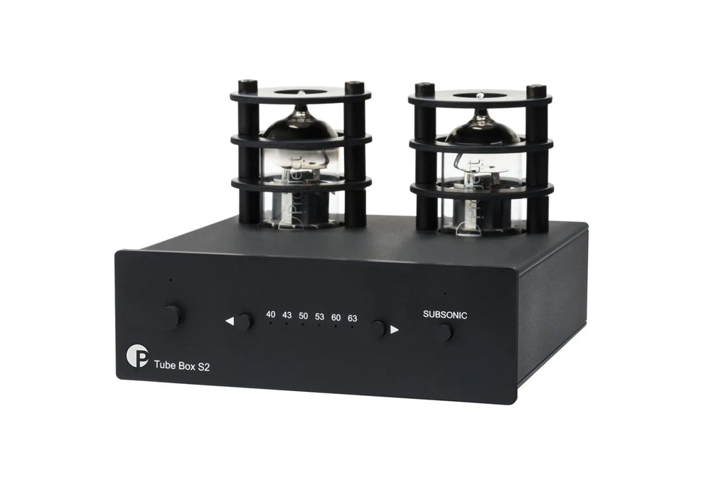 Die Pro-Ject Tube Box S2 in Schwarz verfügt über zwei Vakuum-Röhren mit schwarzen Metallkäfigen, Front-LEDs, Knöpfen, einem SUBSONIC-Knopf und der Aufschrift "Tube Box S2"-perfekt für Vinyl-Liebhaber und Audiophile.