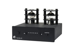 Die Pro-Ject Tube Box S2 in Schwarz verfügt über zwei Vakuum-Röhren mit schwarzen Metallkäfigen, Front-LEDs, Knöpfen, einem SUBSONIC-Knopf und der Aufschrift "Tube Box S2"-perfekt für Vinyl-Liebhaber und Audiophile.