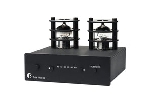 Die Pro-Ject Tube Box S2 in Schwarz verfügt über zwei Vakuum-Röhren mit schwarzen Metallkäfigen, Front-LEDs, Knöpfen, einem SUBSONIC-Knopf und der Aufschrift "Tube Box S2"-perfekt für Vinyl-Liebhaber und Audiophile.