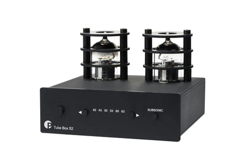 Die Pro-Ject Tube Box S2 in Schwarz verfügt über zwei Vakuum-Röhren mit schwarzen Metallkäfigen, Front-LEDs, Knöpfen, einem SUBSONIC-Knopf und der Aufschrift "Tube Box S2"-perfekt für Vinyl-Liebhaber und Audiophile.