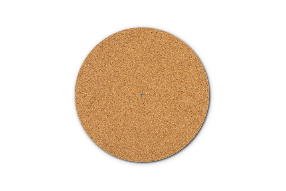 Die Pro-Ject Cork it in Kork ist eine runde Kork-Tellermatte mit einem kleinen Loch in der Mitte, perfekt für Vinyl-Liebhaber. Abgebildet auf einem schlichten weißen Hintergrund.