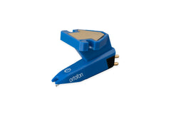 Ein blauer Pro-Ject Pick it 25A MM-Tonabnehmer mit goldenen Anschlüssen und elliptischer Nadel, fotografiert vor einem weißen Hintergrund.