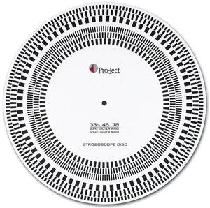 Der weis Pro-Ject Strobe it verfügt über schwarze rechteckige Ringe für Plattenspieler Geschwindigkeitskontrolle. Markiert für 33⅓, 45, und 78 RPM; äußerer Ring für 50Hz, innerer Ring für 60Hz.