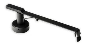 Der Pro-Ject Sweep it S2 in Schwarz besticht durch sein schlankes, modernes Design mit langem, abgewinkeltem Arm und runder Basis - ideal für Vinyl-Liebhaber, die minimalistischen Stil schätzen, komplett mit einem aus der Basis herausgeführten Netzkabel.