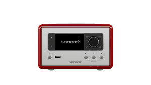 Das Sonoro Relax in rot (hochglänzend) - silber ist ein kompaktes, rechteckiges Radio mit schwarzem Display, Tasten und Reglern - ideal für Wellness-Momente oder Meditationsübungen - vor weißem Hintergrund.