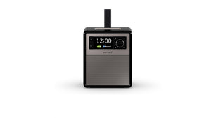 Das Sonoro Easy in Schwarz (hochglänzend) - Silber ist ein kompaktes, modernes Digitalradio mit hochwertigem Klang, Display für Uhrzeit 12:00, Akkustand und Bluetooth-Icon, Frontlautsprecher, Bedienknopf und Tragegriff für maximale Mobilität.