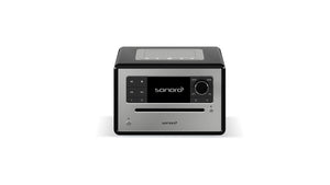 Ein kompaktes Sonoro Elite Musiksystem in hochglänzendem Schwarz-Silber mit Bluetooth, Digitaldisplay, Bedientasten, großem Drehregler und einem CD-Slot auf der Front, präsentiert vor weißem Hintergrund.