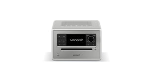 Der Sonoro Elite in hochglänzendem Silber verfügt über ein digitales Display, Bedientasten, Lautstärkeregler, CD-Einschub an der Vorderseite und Bluetooth-Konnektivität für nahtloses Musikstreaming - alles in einem kompakten All-in-One-Musiksystem.
