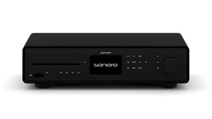 Ein Sonoro Maestro Quantum Verstärker in Schwarz (matt) mit zentralem Digitaldisplay, Bedienknöpfen, Lautstärkeregler und CD-Slot auf der Front für herausragende Klangqualität.