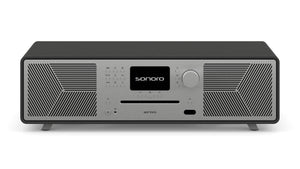 Ein modernes Sonoro Meisterstück (Gen.2) Audiosystem in Graphit (matt) - Silber, mit Dynamic Bass Funktion, Frontlautsprechern, Bedientasten, Digitalanzeige und CD-Einschub ist auf weißem Hintergrund abgebildet.