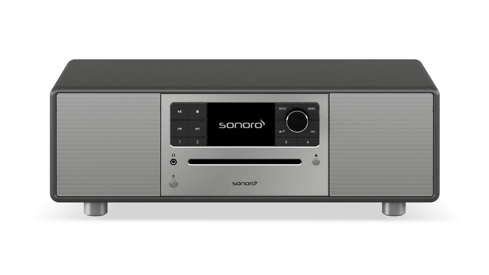 Der Sonoro Prestige in Graphit (matt) - Silber verfügt über ein zentrales Display, einen Bedienknopf, Tasten und einen CD-Schacht zwischen zwei Lautsprechern - perfekt für verschiedene Musikquellen und eine hervorragende Akustik in einem schlanken, modernen Design.
