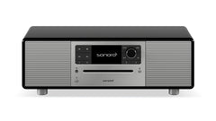 Der Sonoro Prestige in hochglänzendem Schwarz-Silber besticht durch digitales Display, Bedienknöpfe, Tasten und zwei Frontlautsprecher für exzellente Akustik - stilvoll auf vier kurzen Beinen.