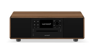 Der Sonoro Prestige in Walnuss-Anthrazit verfügt über eine rechteckige Holzoberfläche, eine schwarze Frontplatte, ein digitales Display mit sonoro-Logo, einen CD-Einschub, Bedientasten und zwei Lautsprecher für exzellente Akustik.