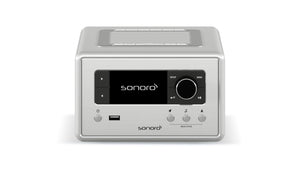 Der Sonoro Relax in hochglänzendem Silber verfügt über ein digitales Display, Fronttasten und ein großes Zifferblatt. Sein modernes rechteckiges Design ist ideal für Wellness-Momente oder das Abspielen von Entspannungsmusik zur Entspannung zu Hause.