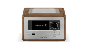 Das Sonoro Relax in Walnuss-Silber ist ein rechteckiges Tischradio mit Display, Bedientasten und Einstellknopf - ideal für Wellness oder Entspannung mit beruhigender Musik oder geführten Meditationsübungen.