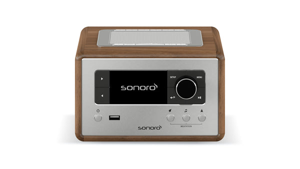 Das Sonoro Relax in Walnuss-Silber ist ein rechteckiges Tischradio mit Display, Bedientasten und Einstellknopf - ideal für Wellness oder Entspannung mit beruhigender Musik oder geführten Meditationsübungen.