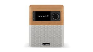 Ein kompaktes Sonoro Stream-Radio in Ahorn (dekor) - Weiß mit einer Holzplatte, schwarzem Digitaldisplay, Bedienknopf und Netz-Lautsprechergitter. Das Sonoro-Logo befindet sich auf dem Display und dem Gitter. Verfügt über DAB+ Digitalradio für hervorragende Klangqualität.